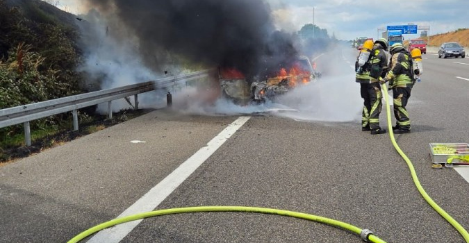 PKW-Brand BAB 6 --> Nürnberg Bild 3